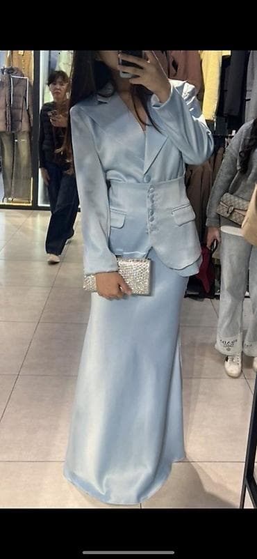 модный пиджак: Элегантный комплект из атласной ткани в нежно-голубом цвете — 1