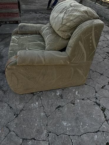 мягкие подушки кресла: Мягкое кресло с высокой спинкой и широким сиденьем. Характеристики: - — 4