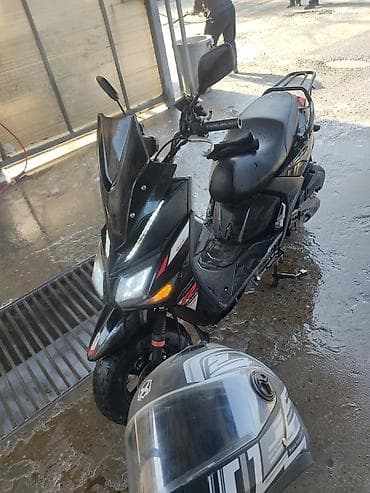 стартер скутер: Скутер/мопед спортивного стиля, черный, с ветровым стеклом и яркой — 2