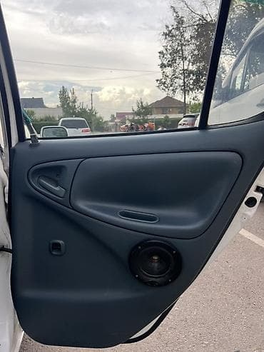 e2 byd: Toyota Vitz: 1999 г., 1 л, Автомат, Бензин, Хэтчбэк — 6