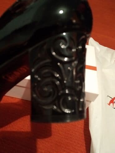 фирменная обувь из италии: Кожаные лакированные туфли с открытым носиком. Каблук 5см. Фирма — 3