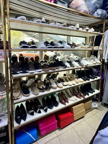 Срочно продается торговое оборудование для магазина одежды и обуви