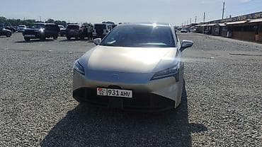щит прибора: Электромобиль GAC Aion S Plus, серебристый седан с аэродинамичным — 3