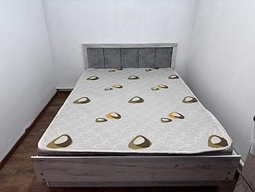 кровать мебель: Двуспальная кровать, Б/у, С матрасом, длина - 200 см — 1