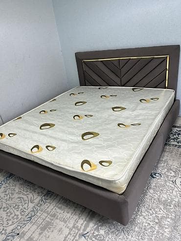 Двуспальная кровать, Б/у, С матрасом, длина - 200 см