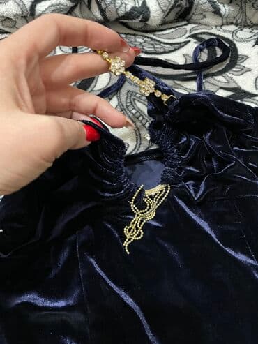 срочно продаю в связи с переездом: Желтое платье со шлейфом без лямок синие платье с драпировкой — 7