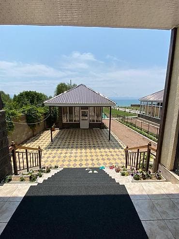 коттедж взморье: Сдаётся двух этажный коттедж на Иссык Куле при въезде в с.Корумду до — 7