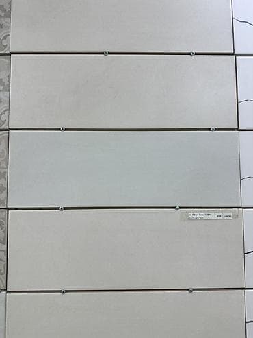 Керамогранит серого цвета, формат продолговатых плит. Поверхность