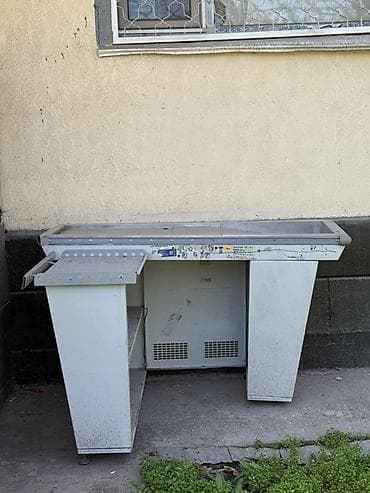 Стол под кассу б/у. Состояние среднее есть дела использования