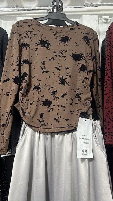 футболка на одно плечо: Женский лонгслив коричневого цвета с длинными рукавами. Модель имеет — 2