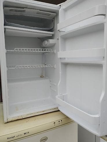 mini refrigerator: Холодильник Indesit, Б/у, Двухкамерный, De frost (капельный), 60 * 1800 * 60 — 6