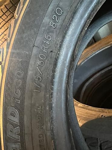 yaris: Продаю зимнюю японскую шину. Размер 175/60R16 подходит на хонда фит — 4