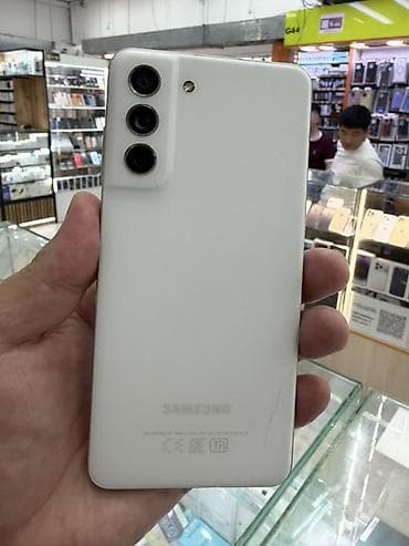 Samsung Galaxy S21 FE 5G (SM-G990B2/DS) Ключевые особенности: - Экран