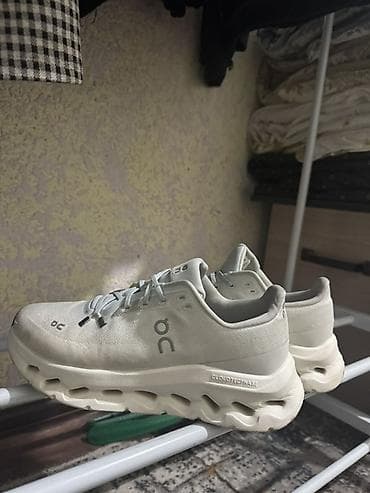 Босоножки, сандалии, шлепанцы: Мужские кроссовки, 40, Б/у, цвет - Серый — 1