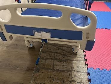 Медтовары: Функциональная медицинская кровать на колесах с механической — 4