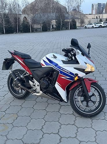 Honda CBR500r в фирменной раскраске HRC (белый/красный/синий). Год — 6