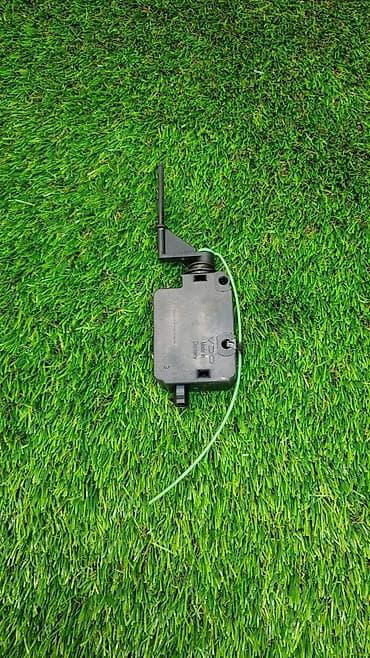 e65: Активатор замка крышки бензобака BMW 7-серия E65 Номер 8 381 522 Год — 3