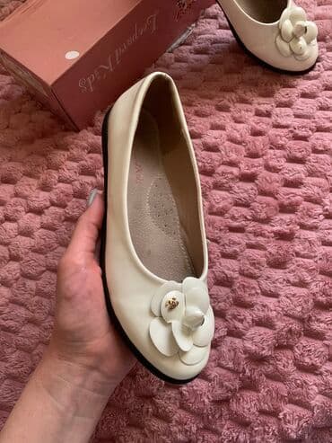 обувь ручной работы бишкек: Балетки лакированные молочные, очень красивые, цветочек вращается — 1