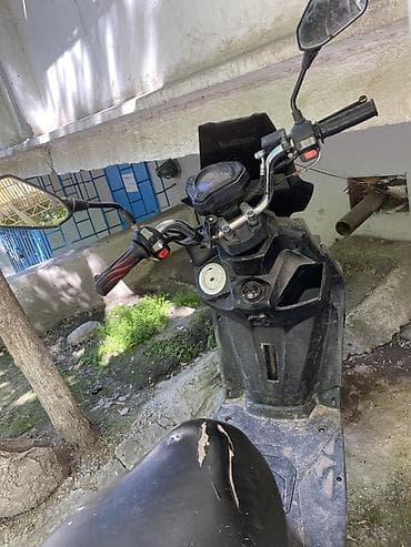 мотоцикл скутер: Скутер/мопед городского типа, черный цвет, с агрессивной передней — 3