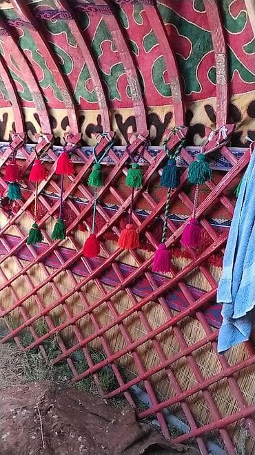 значки аниме: Боз үй сатылат. 100-уук. Жыгач. Кийиздери жаңы,жасалгалары бар. Абалы — 3