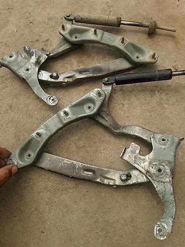 Капоты и комплектующие: Кронштейн на капот Мерседес w202 с амортизатором немного согнуты — 1