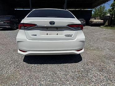 селика: Toyota Corolla: 2021 г., Гибрид, Седан — 5