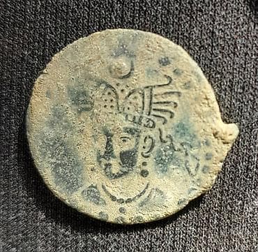 эски тыйындар: Монета с портретом правителя и полумесяцем над ним, вероятно — 1