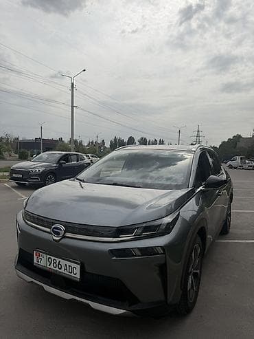 xpeng p7: Электромобиль GAC Aion V, кроссовер серого цвета. Ключевые — 2