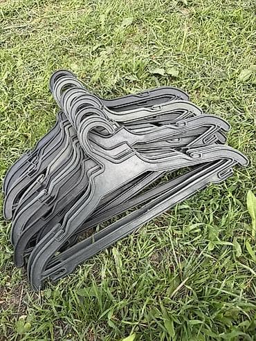 Набор пластиковых вешалок для одежды в темно-сером цвете. Каждая