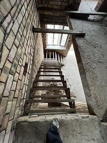 дом двух этажный: Продаётся двухэтажный кирпичный дом без отделки. Еще времянка 2 ком — 6