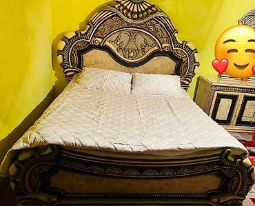 бир кишилик спальни: Спальный гарнитур в классическом стиле с богатым декором. Состав — 1