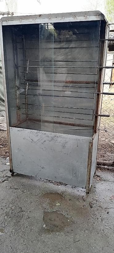Оборудование для бизнеса: Витрина-прилавок из металла со стеклянным фасадом. Описание: - Каркас — 1