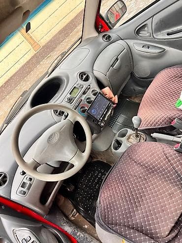 tesla model 3: Toyota Yaris: 2001 г., 1 л, Механика, Бензин, Хэтчбэк — 6