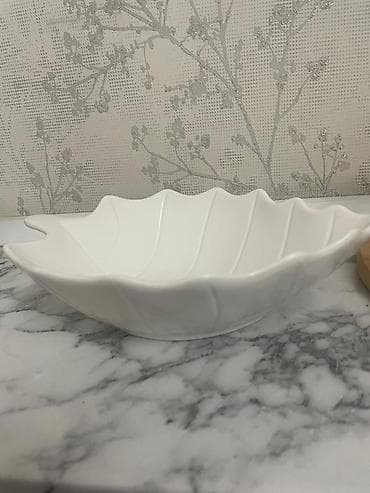 менажницы: Белая керамическая/фарфоровая менажница в форме листа. - Материал — 5