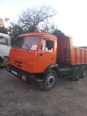 Самосвал КАМАЗ оранжевого цвета, колесная формула 6×4. Стальной кузов