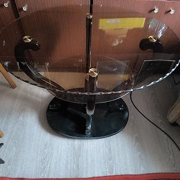 уголок стол: Журнальный столик с круглой столешницей из тонированного стекла. - — 1