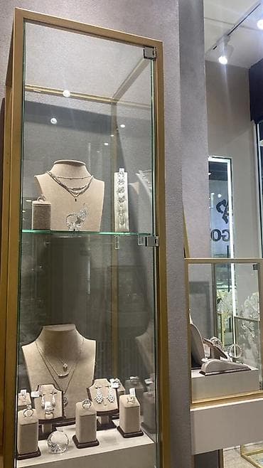 Витрины: Элегантная витрина из стекла с золотистой металлической рамой — 1