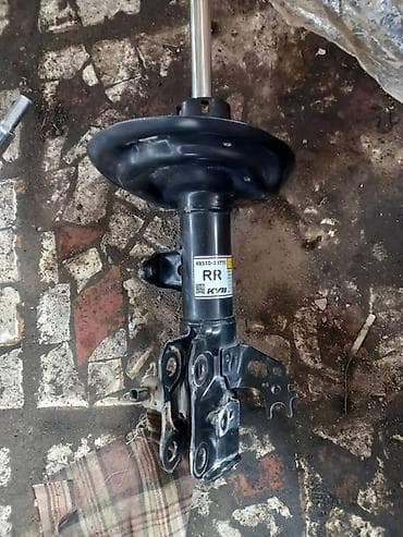 Автозапчасти: Передний амортизатор Toyota 2018 г., Б/у, Оригинал, Япония — 2