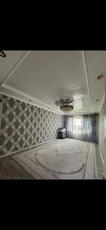 Просторная комната с качественным интерьером и кухонно-столовой зоной