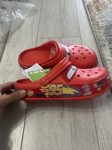 платья красный: Детские сабо Crocs x Disney Cars (Молния Маккуин) - Ярко‑красные — 2
