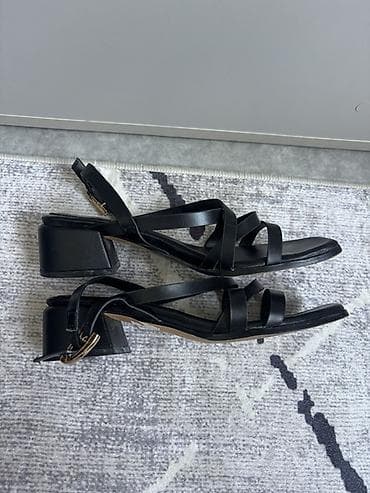 Босоножки, сандалии, шлепанцы: Босоножки, 37, Clarks, Б/у, цвет - Черный — 1