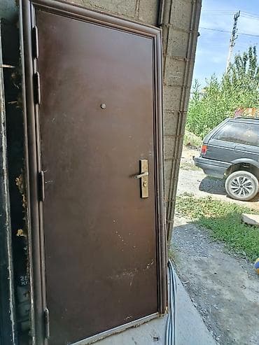 продаю чёрный металл: Двери для домов и квартир, Металлическая, цвет - Коричневый — 1