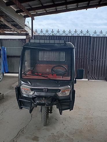 мото кабина: Грузовой трицикл HUAHE (Real Machinery), закрытая кабина Описание: - — 2