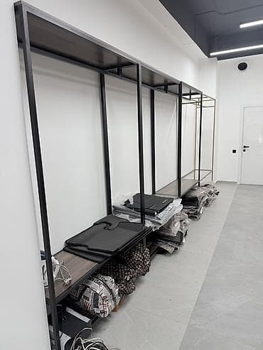 выставка: Металлические торговые стеллажи/стойки-рамки для шоурума и магазина - — 1