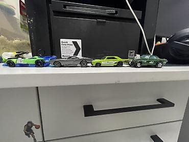 Модели автомобилей: Набор из 4 металлических машинок Hot Wheels (масштаб около 1:64) — 1