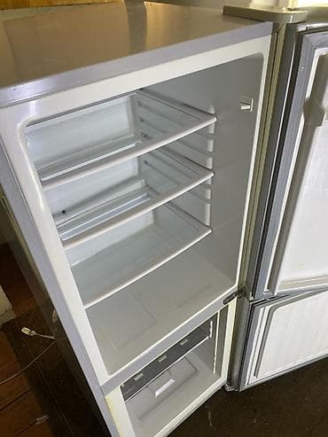 Двухдверный холодильник с нижней морозильной камерой. Основные