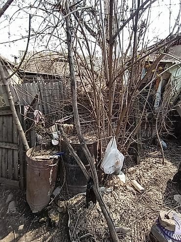 меняю участок на квартиру: Продаём пол дома. Участок 5,59 соток. Дом старый. 💥🤯💥 район — 3