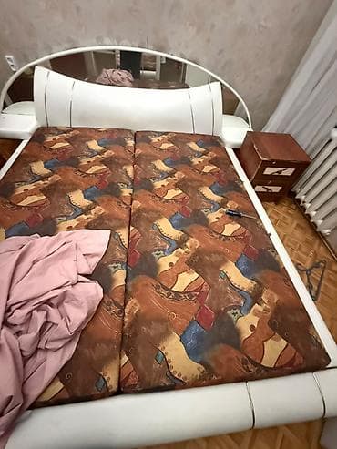 Двуспальная кровать с мягким изголовьем и зеркальной спинкой + два — 1