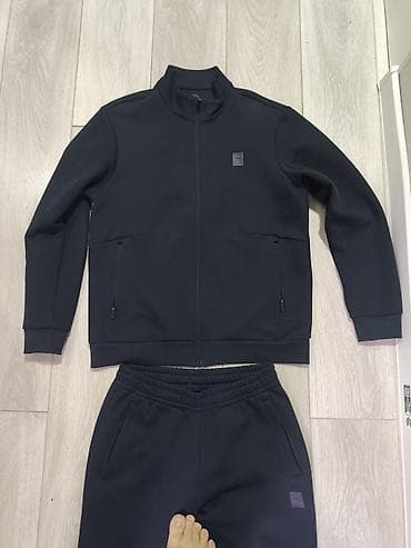 спортивный костюм босс: Мужской спортивный костюм, цвет темно-синий (почти черный). Состав — 1