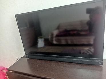 телевизор tcl 24: Телевизор с диагональю около 24–28". Плоская панель, тонкие рамки. На — 2